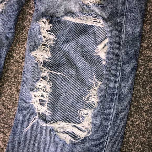 AE High Rise Ripped Girlfriend Jean Lightwash - Picture 2 of 6